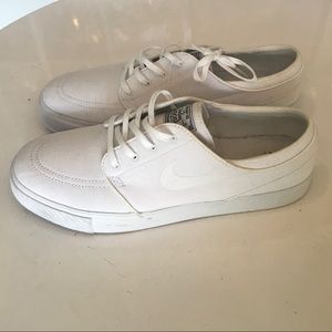 White Nike Skateboarding & Co.